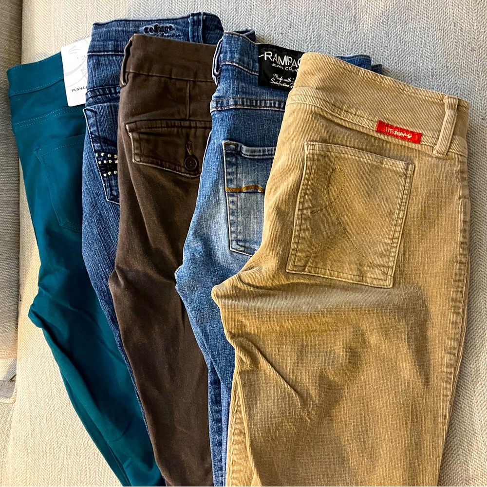 Lot of Juniors size 7 bottoms.